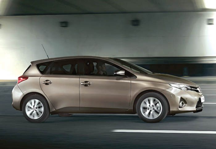 Η δεύτερη γενιά του Auris δείχνει πιο δυναμική και με έντονη προσωπικότητα.